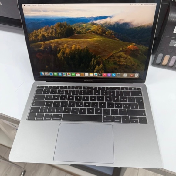 MacBook Air 13inch- 2018, 128GB in good mint condition - Picture 3 of 10